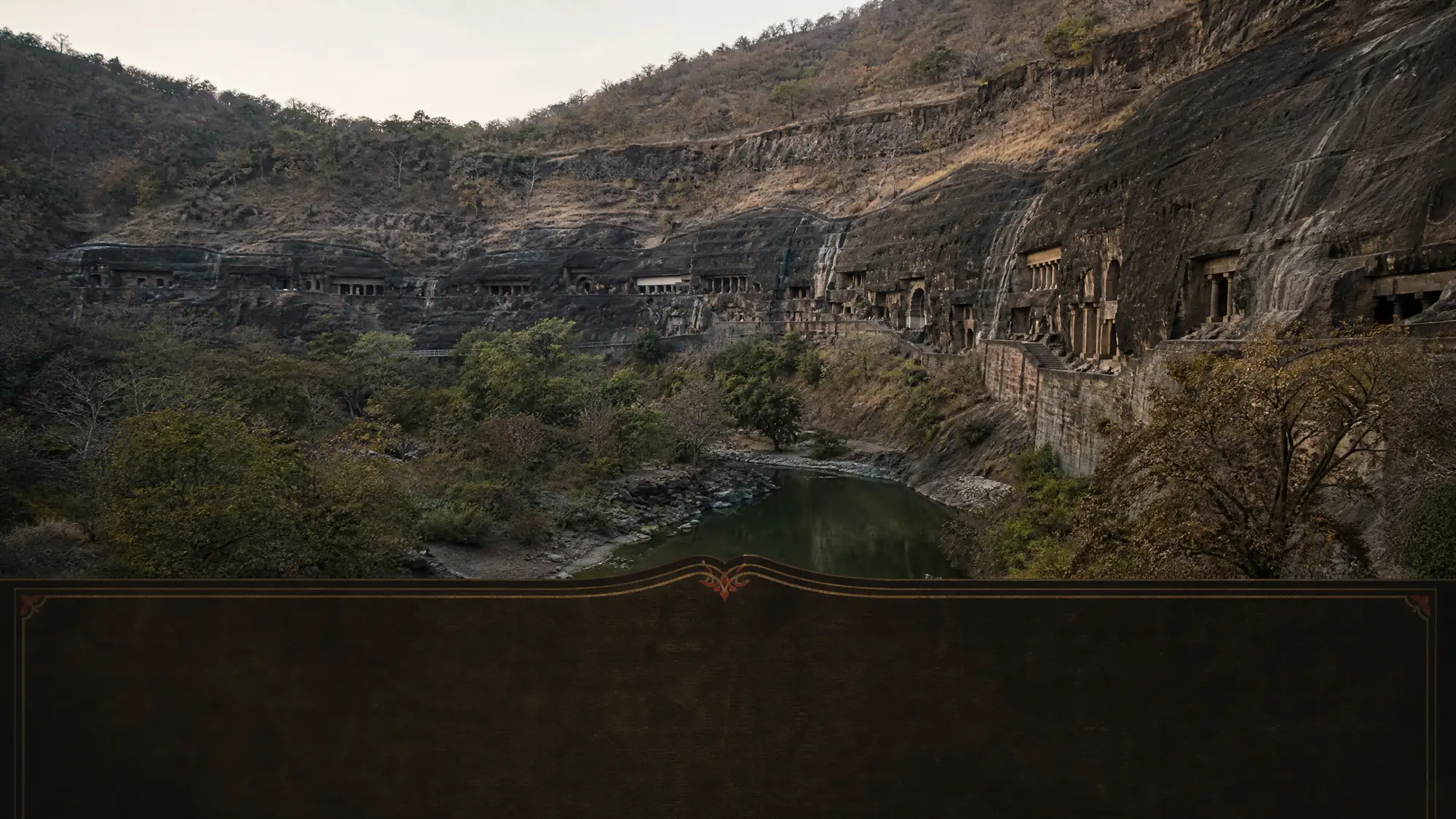 Explorez 30 anciens monuments bouddhistes rupestres taillés dans une paroi rocheuse de 75 mètres le long des gorges de la rivière Waghur.
