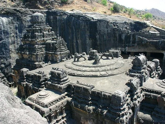 Draufsicht auf die Anlage, kunstvoll geschnitzte Decke der Ellora-Höhlen.