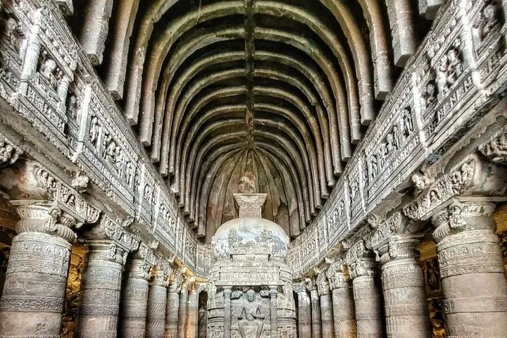 Innenraum einer großen Chaitya-Halle mit geripptem Gewölbe und einem zentralen Stupa.