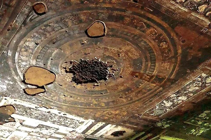 Peinture de plafond endommagée avec des motifs circulaires complexes et des motifs floraux aux grottes d'Ajanta.