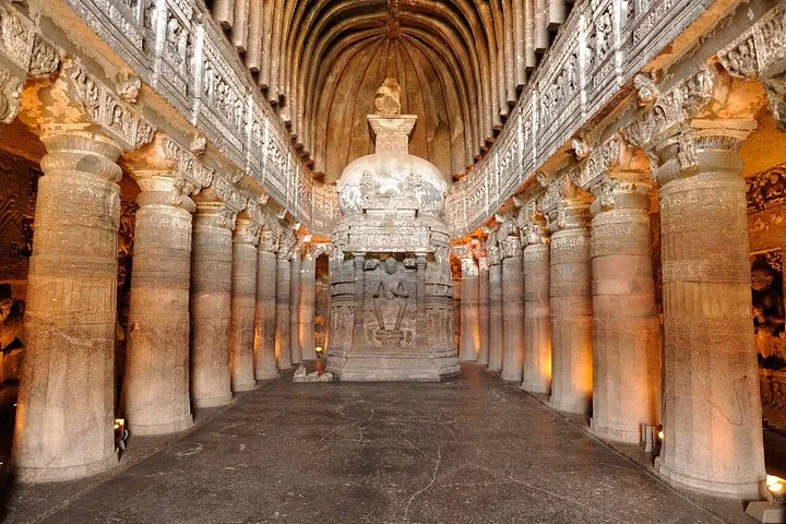 Intérieur d'une salle chaitya avec piliers sculptés et stupa aux grottes d'Ajanta.