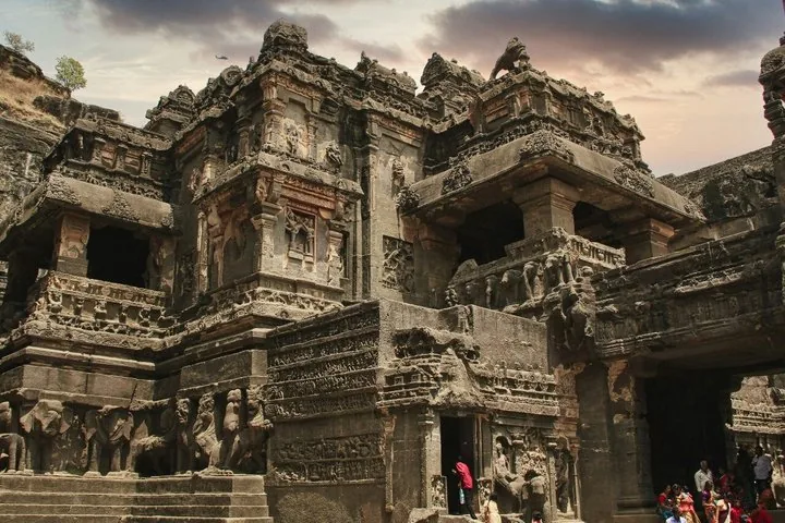 Vue extérieure du temple rupestre à plusieurs niveaux et finement sculpté des grottes d'Ellora.